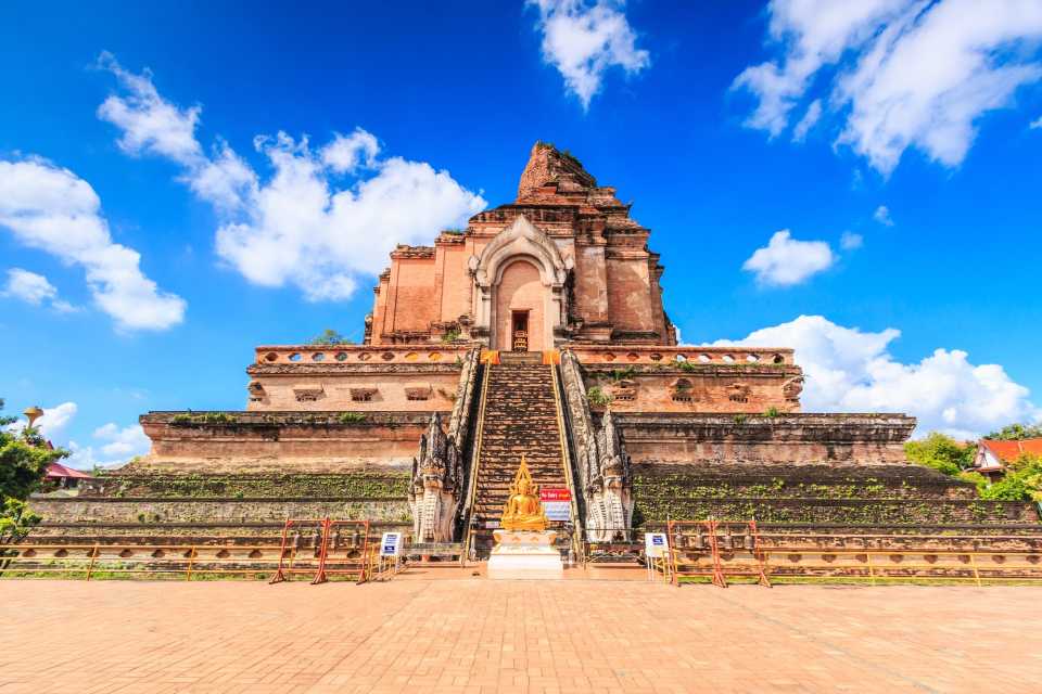 Chùa Phra That Chedi Luang cổ kính tại Chiang Saen Chiang Rai