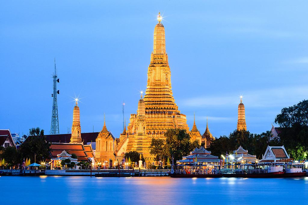 wat-arun-chua-binh-minh-bangkok